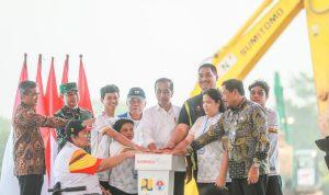 Foto: Penjabat (Pj) Gubernur Jawa Tengah, Nana Sudjana mendampingi Presiden RI Joko Widodo (Jokowi) melakukan groundbreaking Paralympic Training Center (Sumber: jatengprov)