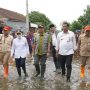 Foto: Nana Sudjana saat meninjau lokasi banjir (Sumber: jatengprov)