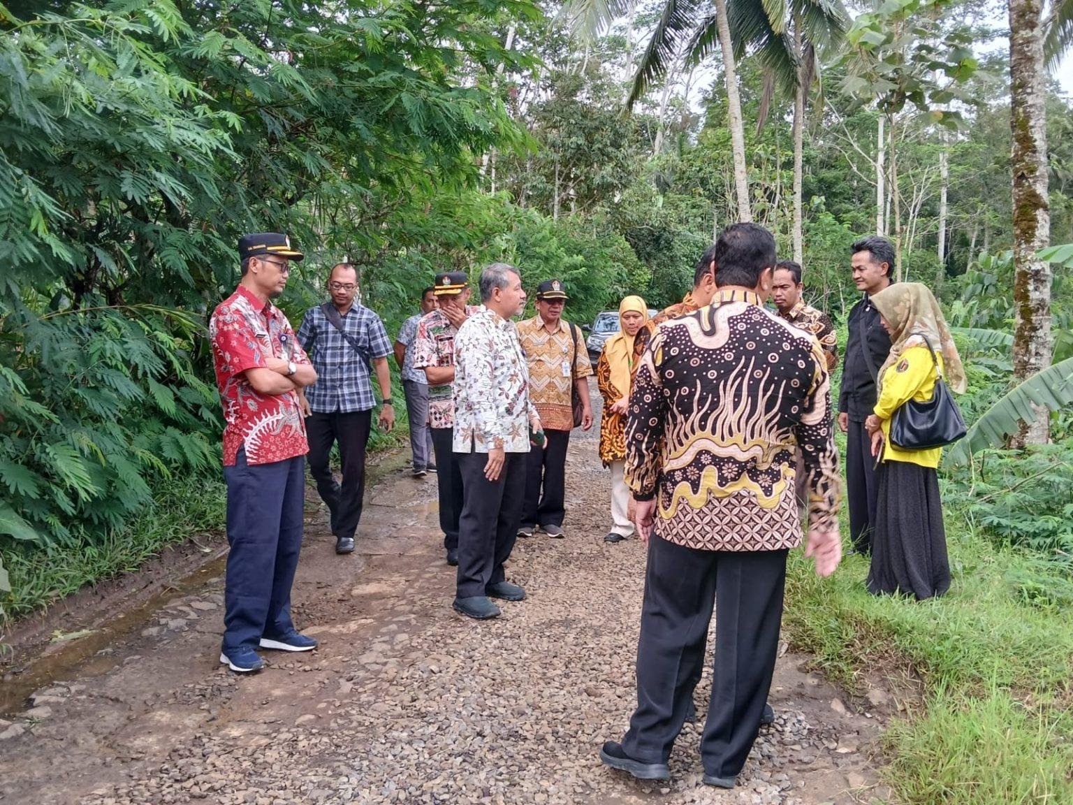Foto: PJ Bupati Temanggung meninjau lokasi jalan rusak (Sumber: jatengprov) Foto: PJ Bupati Temanggung meninjau lokasi jalan rusak (Sumber: jatengprov)