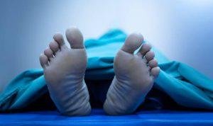 Close Up on Dead Body's Feet Covered with Sheet without Tag on the Table Foto: Ilustrasi mayat (Sumber: istock)
