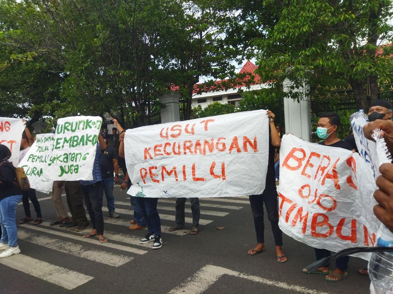 Foto : Aksi Demonstran di Depan Gedung DPRD Kabupaten Pati, akibat kekecewaan terhadap Jokowi. (Mitrapost.com/Ilham)