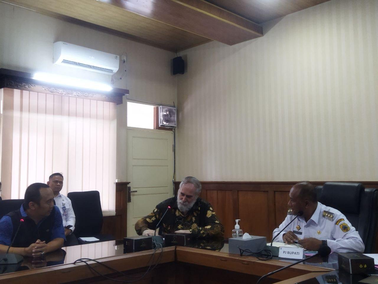 Foto : Ruangan Joyokusumo adanya pertemuan dengan John Leigh Leader of AIHSP, Australia Canberra. Di sebelahnya yaitu penerjemah yang senantiasa ikut hadir. (Mitrapost.com/Ilham)
