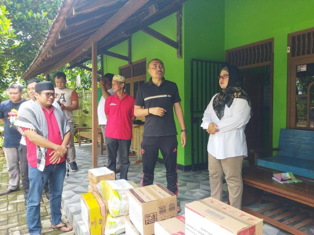 Foto : Endro Dwi Cahyono DPRD Provinsi Jawa Tengah sedang berbincang hangat dengan Kepala Desa Gajahmati Kecamatan Pati (Dok. Mitrapost.com/Ilham)