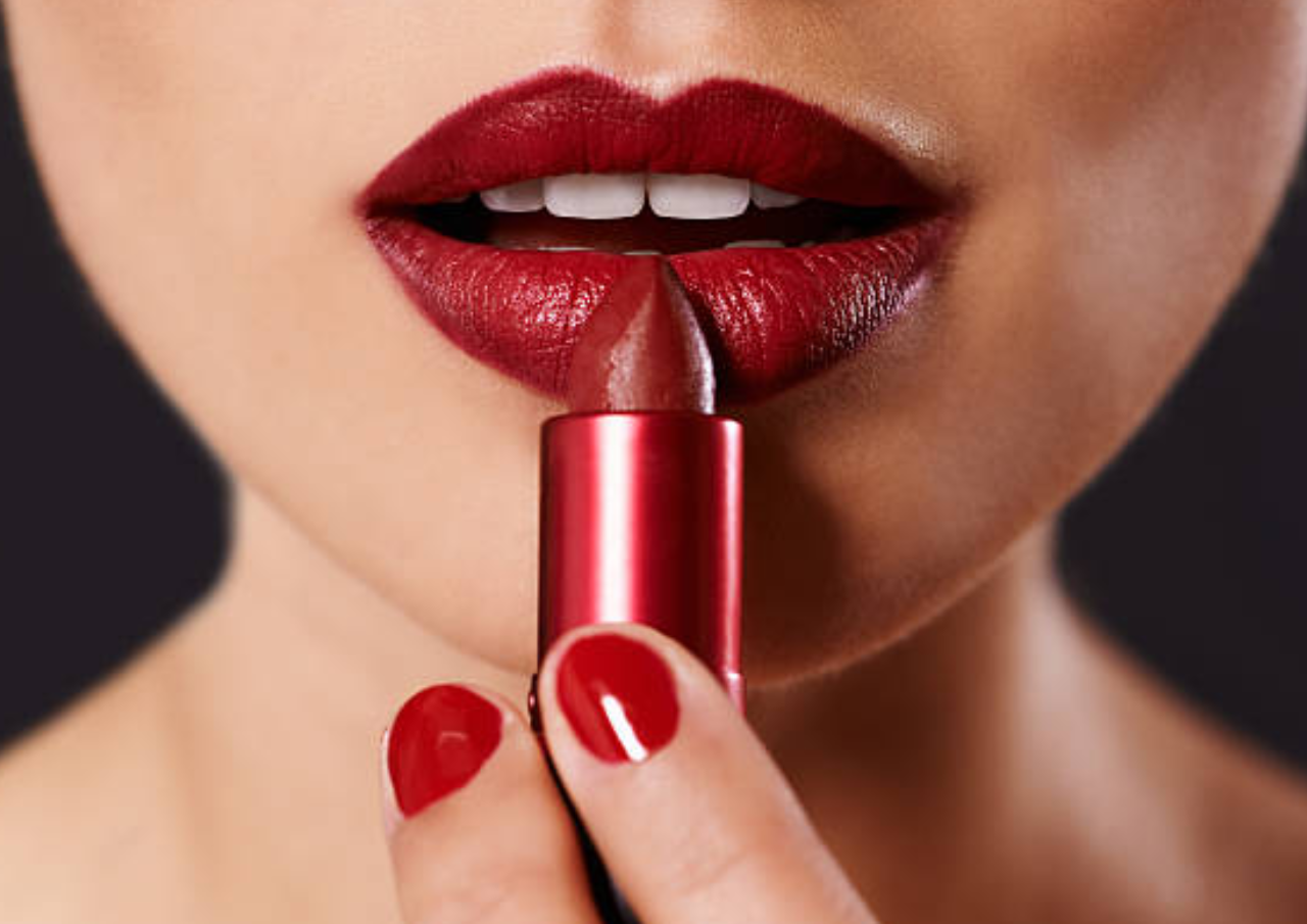 Tanpa Touch Up! Berikut Tips Lipstik Bertahan Lama