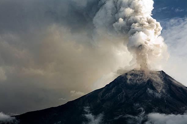Foto: Ilustrasi gunung meletus (Sumber: istock)