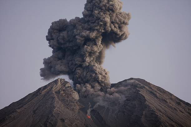 Foto: Ilustrasi aktivitas gunung berapi (Sumber: istock)
