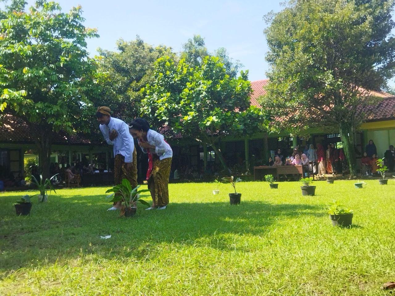 Foto : Kegiatan Peringatan RA Kartini di halaman SMK Negeri 3 Pati, Senin Pagi (22/04/2024). (Sumber: Mitrapost.com/Ilham)