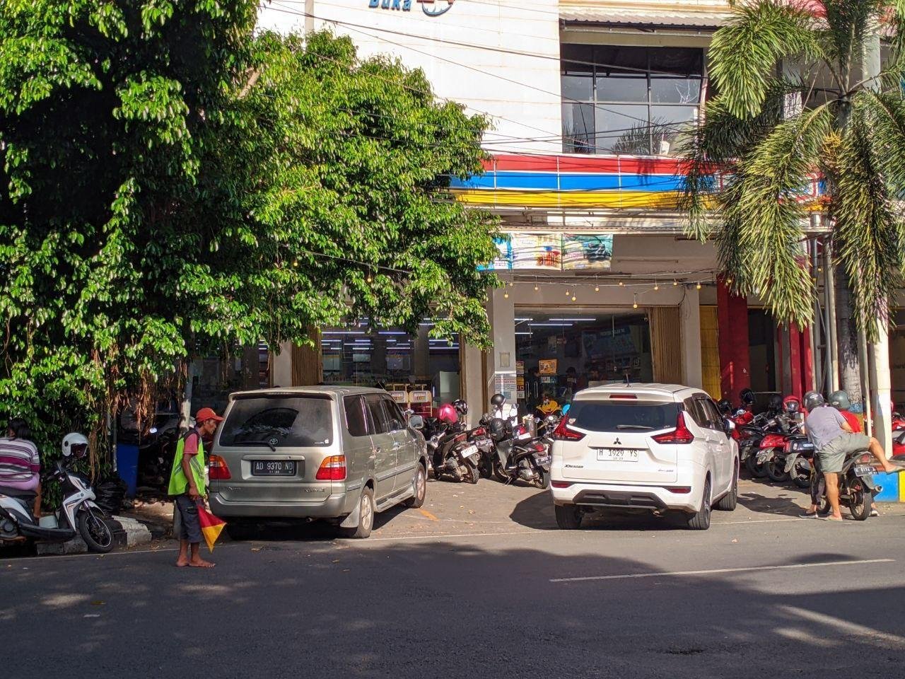 Foto : Suasana parkir di depan minimarket di area Alun-alun Simpang Lima Pati (Sumber : mitrapost.com/ Asy)