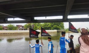 Foto : Para Pelajaran diajak bersih sungai Silugonggo di Dekat Jembatan Sampang Desa Tondomulyo (Sumber. Mitrapost.com/Ilham)