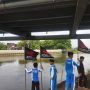 Foto : Para Pelajaran diajak bersih sungai Silugonggo di Dekat Jembatan Sampang Desa Tondomulyo (Sumber. Mitrapost.com/Ilham)