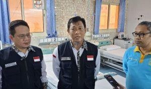 Foto: Kepala KKHI Madinah, dr. Karmijono (tengah) bersama Kasi Kesehatan PPIH Arab Saudi dr. Firdaus (Sumber: kemenag) Foto: Kepala KKHI Madinah, dr. Karmijono (tengah) bersama Kasi Kesehatan PPIH Arab Saudi dr. Firdaus (Sumber: kemenag)
