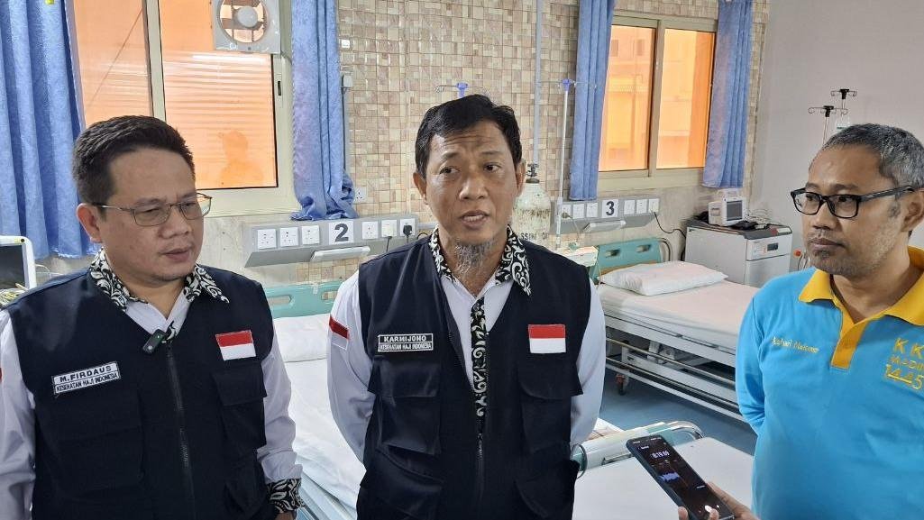 Foto: Kepala KKHI Madinah, dr. Karmijono (tengah) bersama Kasi Kesehatan PPIH Arab Saudi dr. Firdaus (Sumber: kemenag) Foto: Kepala KKHI Madinah, dr. Karmijono (tengah) bersama Kasi Kesehatan PPIH Arab Saudi dr. Firdaus (Sumber: kemenag)