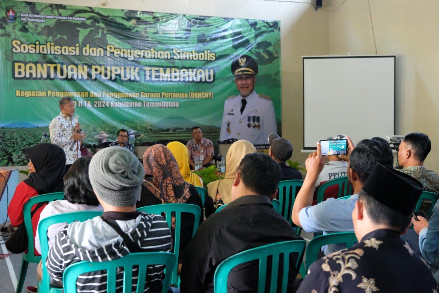 Foto: Penyerahan bantuan pupuk (Sumber: jatengprov)