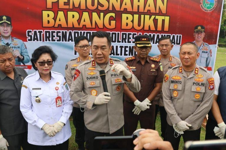 Foto: konferensi pers, di halaman Mapolres Lamandau (Sumber: humas polri)