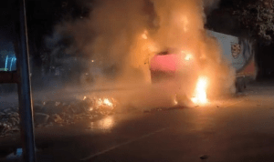 Truk Tronton di Batang Terbakar setelah Ditinggal Pengemudi