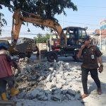 Foto: Penyambung Jalan Masuk di Jalan Wolter Monginsidi dan Kaligawe Dilakukan Pembersihan (Sumber: jatengprov)