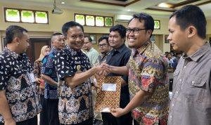 Foto: acara penyerahan 39 dokumen Surat Perintah Mulai Kerja (SPMK) Paket Pekerjaan Tender Bina Marga Dinas Pekerjaan Umum dan Perumahan Rakyat (DPUPR) (Sumber: jatengprov) Foto: acara penyerahan 39 dokumen Surat Perintah Mulai Kerja (SPMK) Paket Pekerjaan Tender Bina Marga Dinas Pekerjaan Umum dan Perumahan Rakyat (DPUPR) (Sumber: jatengprov)