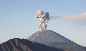 Foto: Ilustrasi erupsi Gunung Semeru (Sumber: istock) Foto: Ilustrasi erupsi Gunung Semeru (Sumber: istock)