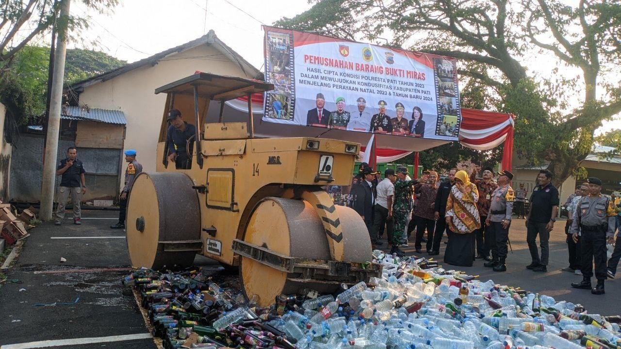 Foto: Pemusnahan minuman beralkohol (Sumber: istimewa)