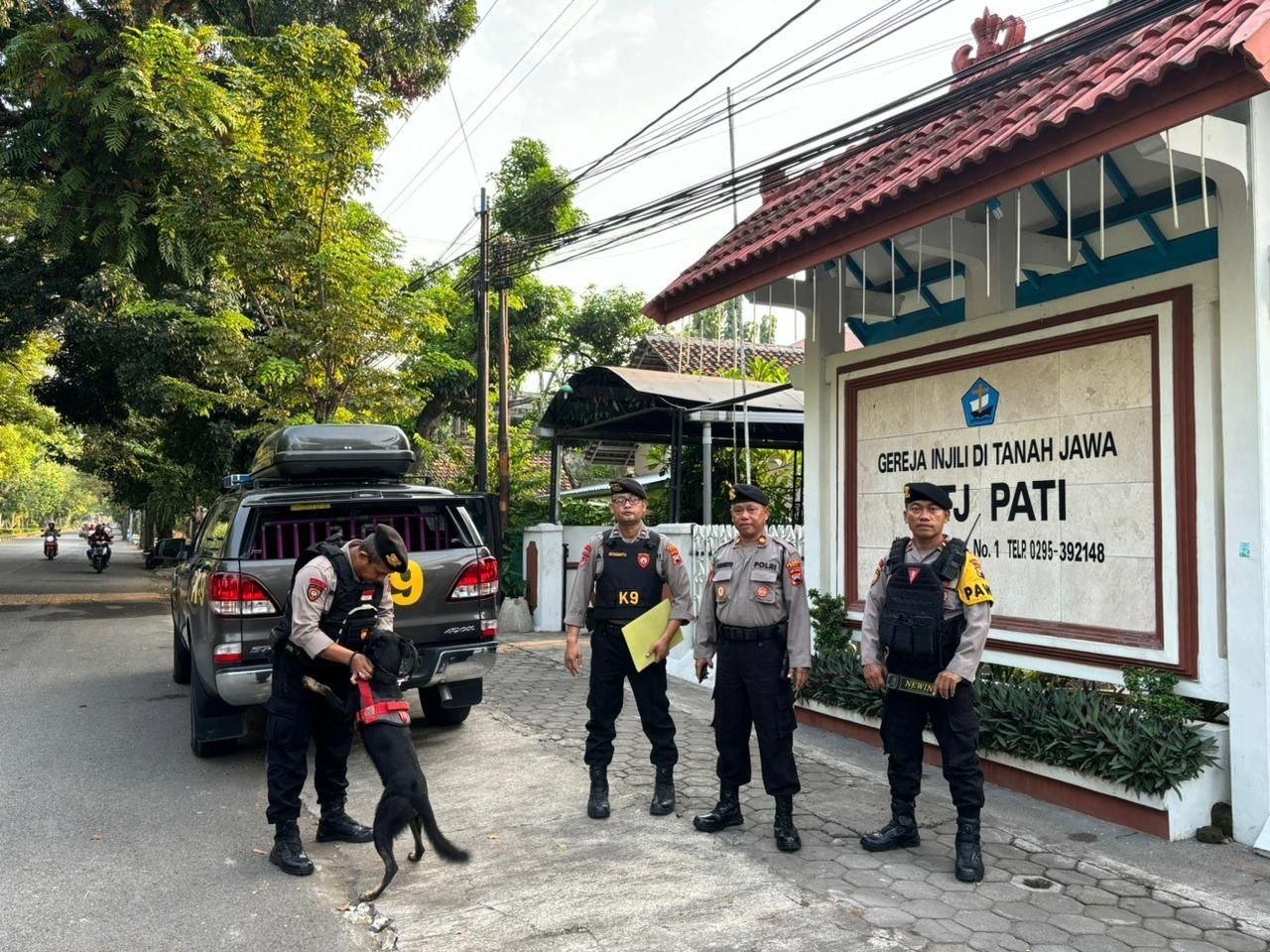 Foto: Personel Polresta Pati Amankan Peringatan Kenaikan Yesus Kristus (Sumber: mitrapost/kafi) Foto: Personel Polresta Pati Amankan Peringatan Kenaikan Yesus Kristus (Sumber: mitrapost/kafi)