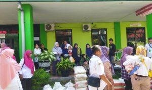 Foto : Orang tua bersama anaknya mengambil Bantuan Pangan di Halaman Puskesmas Tambakromo, Dalam rangka pengentasan Stunting. (Sumber. Mitrapost.com/Ilham) Foto : Orang tua bersama anaknya mengambil Bantuan Pangan di Halaman Puskesmas Tambakromo, Dalam rangka pengentasan Stunting. (Sumber. Mitrapost.com/Ilham)