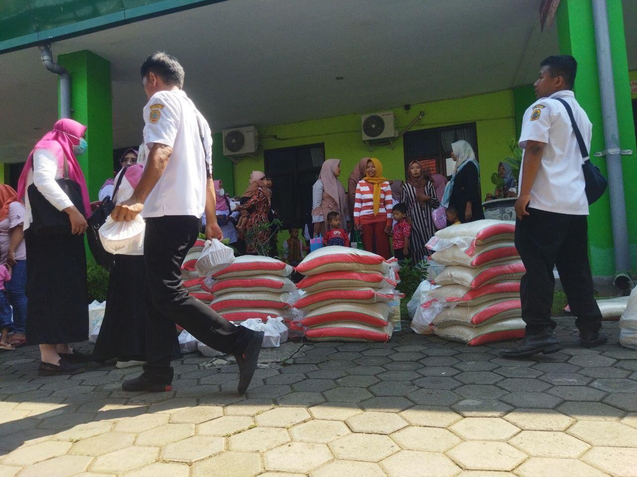 Foto : Kondisi di Halaman Puskesmas Tambakromo, Saat Orang tua dan Anak mengambil Bantuan Pangan. (Sumber. Mitrapost.com/Ilham)