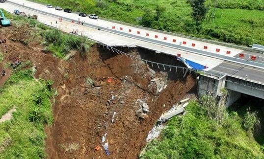 Foto: Longsor di Tol Bocimi (Sumber: istock)