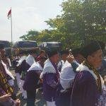 Foto : Banyak Keluarga yang Rela Menunggu di Luar Pagar Pendopo Kabupaten Pati. (Sumber. Mitrapost.com/Ilham)