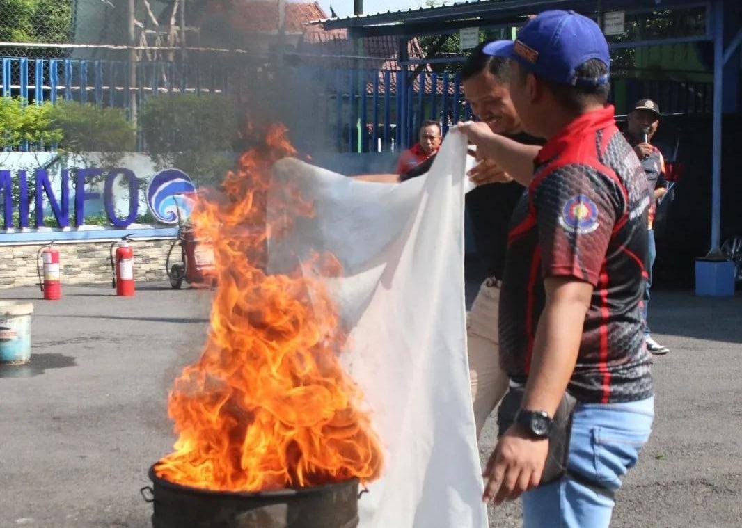 Foto: Diskominfo Gelar Pelatihan Pemadaman Api (Sumber: mitrapost/kafi)