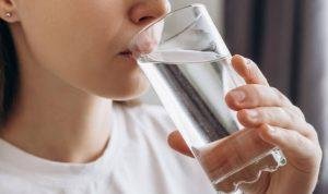 Foto: Ilustrasi minum air putih (Sumber: iStock)