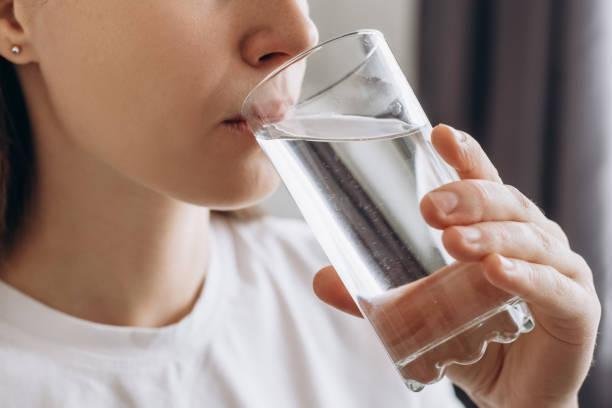 Foto: Ilustrasi minum air putih (Sumber: iStock)
