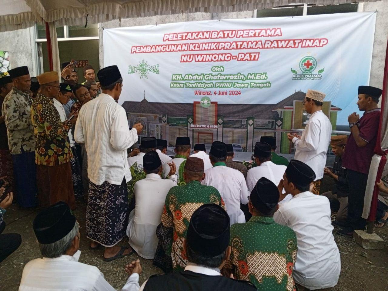 Foto : Peletakan batu pertama pembangunan Klinik Pratama Rawat Inap, (Sumber. Mitrapost.com/ilham)