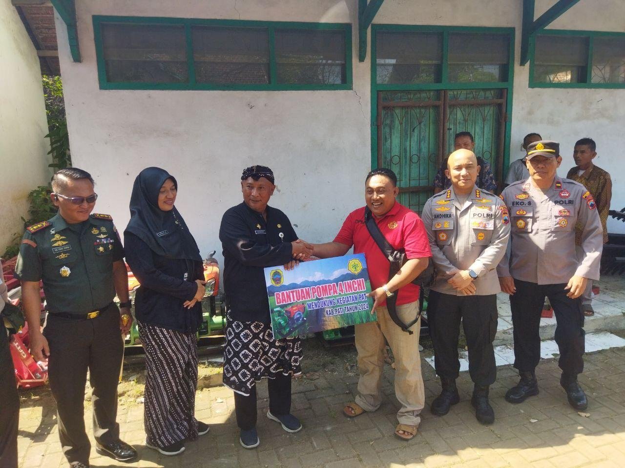Foto : Penyerahan Bantuan Alsintan di Halaman BPP Kecamatan Pati, Kamis (06/06/2024). (Sumber. Mitrapost.com/Ilham)