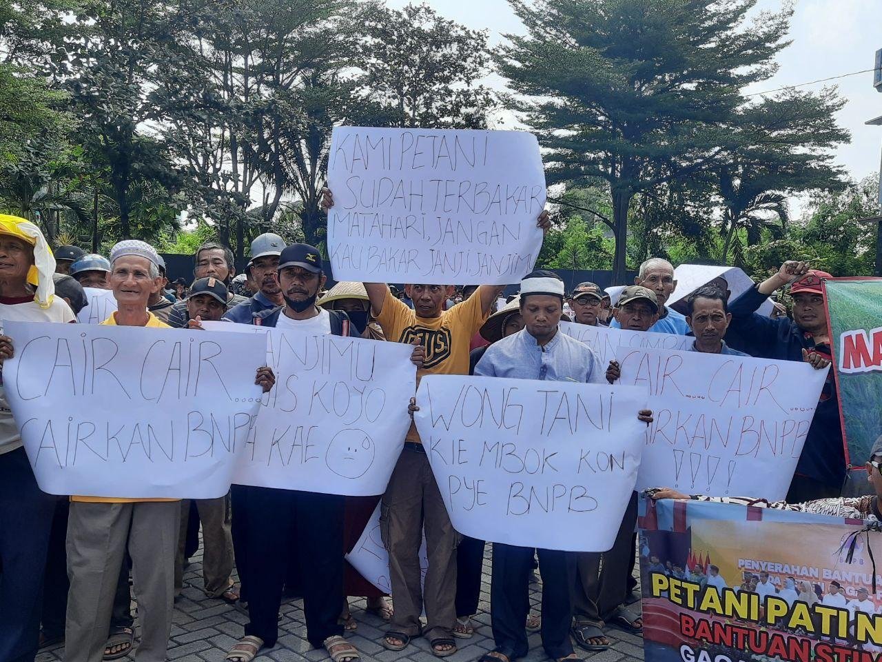 Foto: Ratusan Petani Protes Penyaluran Bantuan Puso Belum Cair (Sumber: Mitraposy/kafi)