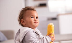 Ilustrasi balita makan jagung (Dok. iStock)