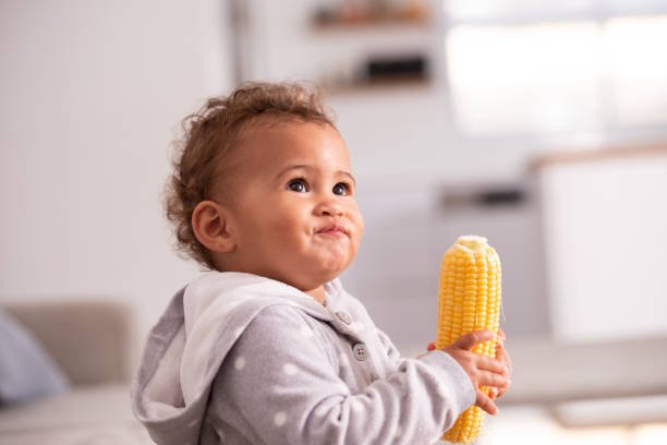 Ilustrasi balita makan jagung (Dok. iStock)