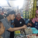 Gibran Kunjungi Semarang, Blusukan ke Pasar-Bagikan Susu
