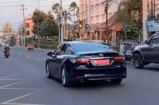Mobil Sri Sultan HB X melaju tanpa pengawalan (Dok. Istimewa)