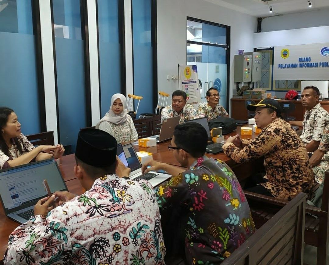 Foto : Kepala Bidang (Kabid) Informasi dan Komunikasi Publik Sedang Melakukan Bimtek Kepada Desa. (Sumber. Mitrapost.com/Istimewa)