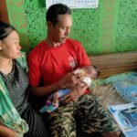 Foto : Kedua Orang Tua Sedang Duduk di Dalam Rumah Sederhana, Sabtu (13/07/2024). (Sumber: Mitrapost.com/Istimewa)