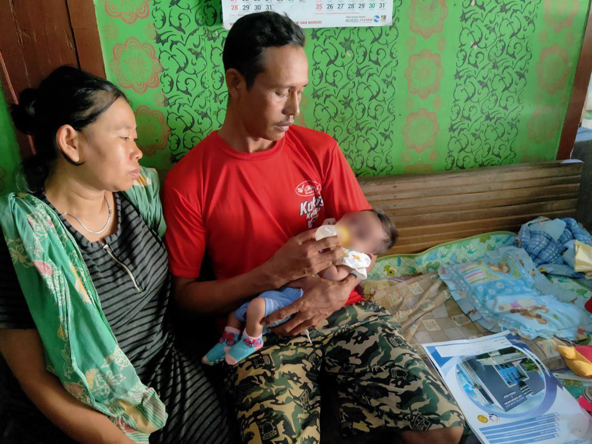 Foto : Kedua Orang Tua Sedang Duduk di Dalam Rumah Sederhana, Sabtu (13/07/2024). (Sumber: Mitrapost.com/Istimewa)