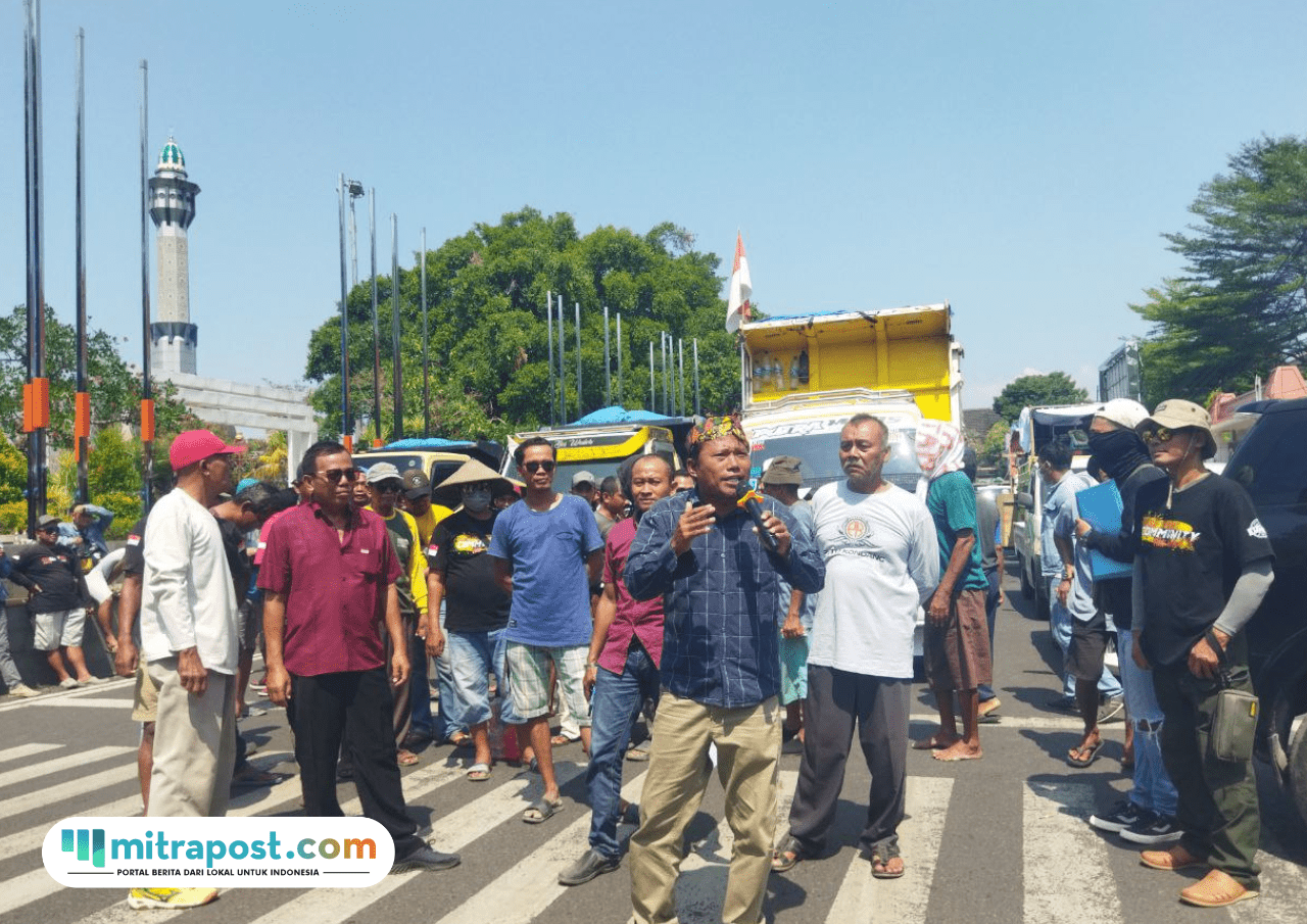Ratusan Sopir Tuntut Truk Dump yang Ditahan Segera Dilepas