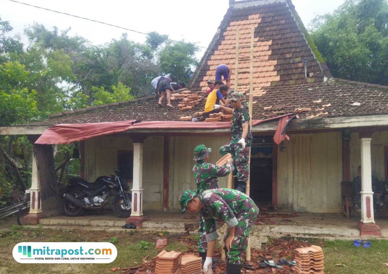 Foto : Warga sedang bergotong-royong membetulkan rumah akibat angin puting beliung (Sumber. Mitrapost.com/Ilham)