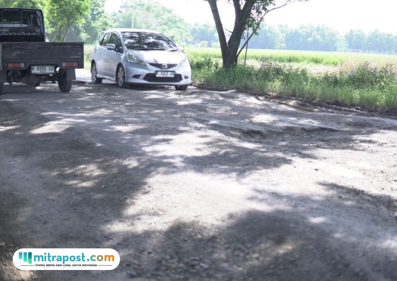 Foto: Kondisi Jalan Winong-Gabus berlubang dan bergelombang (Mitrapost.com/ Kafi)
