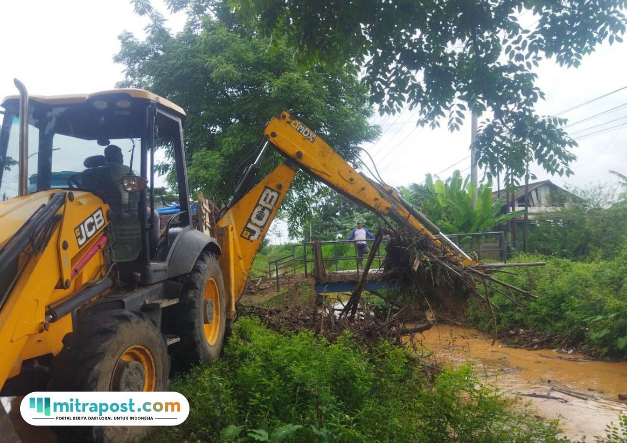 Foto : Alat loader mengeruk sampah di aliran sungai Simo di Desa Sinoman Kecamatan Pati. (Sumber. Mitrapost.com/Ilham)