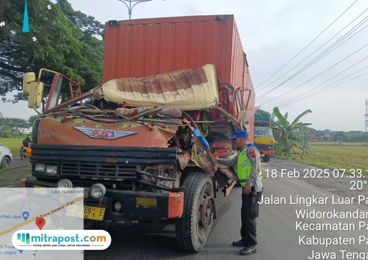 Foto : Truk Hino Tronton Box bernomor E-9169-E ringsek atas kejadian kecelakaan di Jalan Lingkar Selatan (JLS) turut Desa Widorokandang. (Sumber. Mitrapost.com/Polresta Pati)