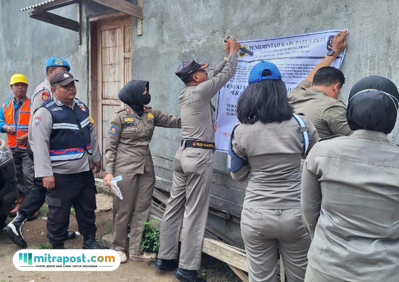 Foto: petugas Satpol PP Kabupaten Pati saat memberikan pemberitahuan berupa penempelan spanduk di bangunan ilegal di Desa Margomulyo, Kecamatan Tayu (Mitrapost.com/ Satpol PP)