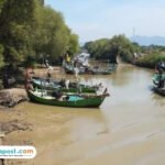 Foto : Kapal nelayan kecil tradisional sedang berlabuh di pesisir Desa Tluwuk Kecamatan Wedarijaksa belum lama ini. (Sumber. Mitrapost.com/Istimewa )