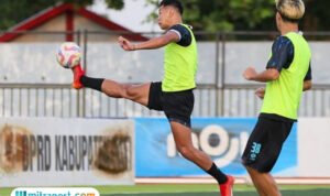 Foto: Pelatih Persipa Pati Bambang Nurdiansyah saat memberikan arahan kepada pemain saat sesi latihan (Mitrapost.com/ Persipa Pati)