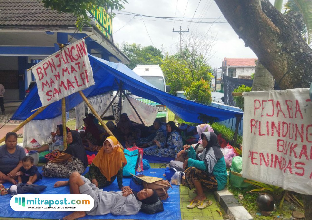 Foto : Puluhan Petani Pundenrejo tengah berada di dalam tenda berwarna biru bertempat Halaman BPN Kabupaten Pati. (Sumber. Mitrapost.com/Ilham)